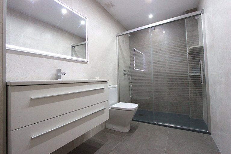Imagen del artículo sobre Reforma de baño | Instalación de plato  de ducha en baño de vivienda